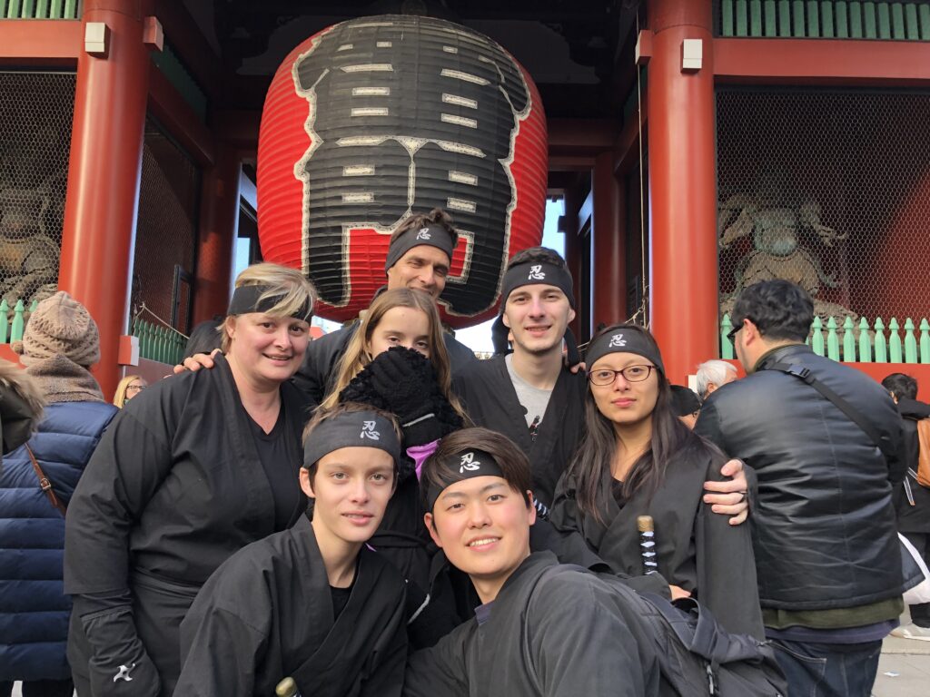 ninja-walking-sensoji