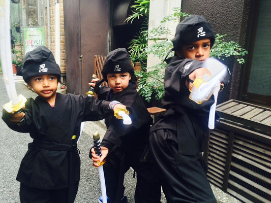 ninja-walking-street