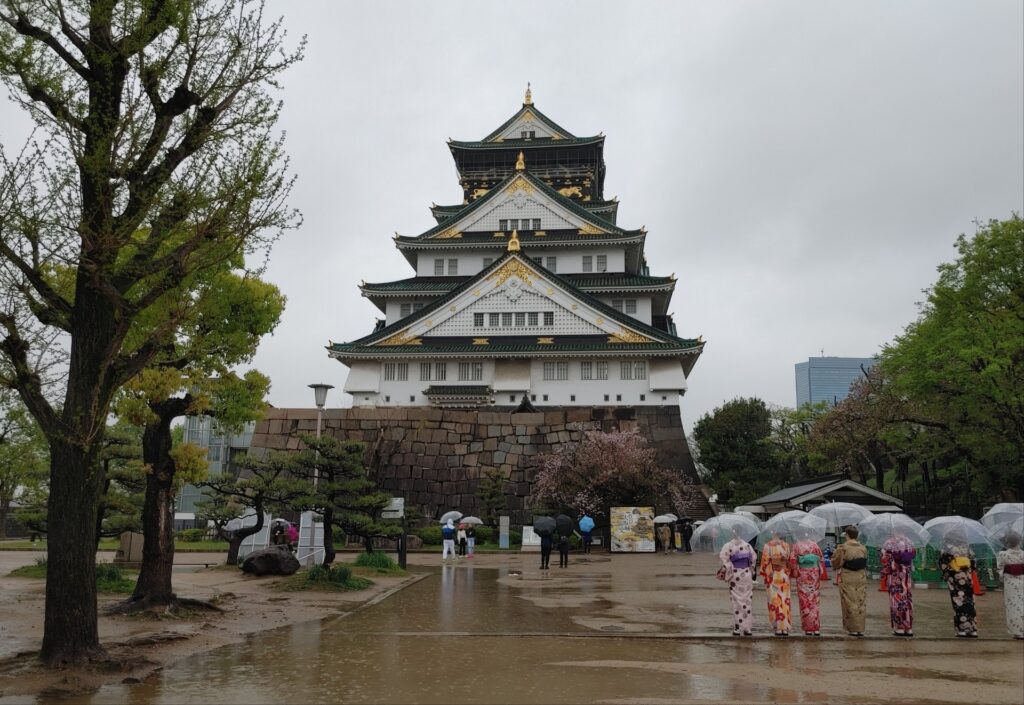 rainy-osaka-castle